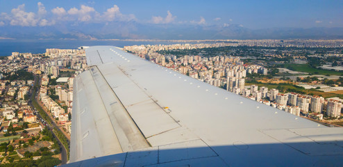 Obraz premium Airplane wing above Antalya