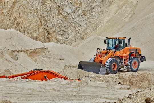 mezzi pesanti dentro una miniera di carbonato di calcio