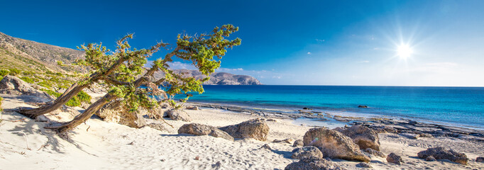 Kedrodasos-Strand in der Nähe von Elafonissi-Strand auf Kreta-Insel mit azurblauem klarem Wasser, Griechenland, Europa