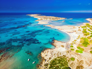 Luftaufnahme des Strandes von Elafonissi auf der Insel Kreta mit azurblauem klarem Wasser, Griechenland, Europavon Elafonissi Strand auf der Insel Kreta mit azurblauem klarem Wasser, Griechenland, Europa