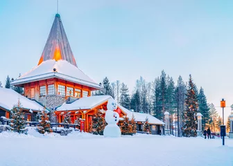 Tuinposter Sneeuwman bij Santa Office in Santa Claus Village in Rovaniemi, Lapland, Finland © Roman Babakin