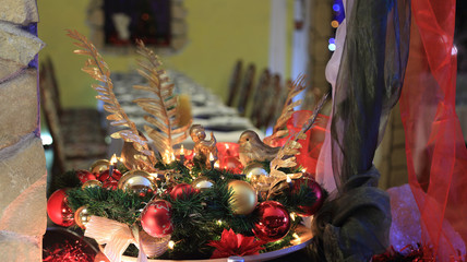 Piękna dekoracja świąteczna w oknie restauracji. - obrazy, fototapety, plakaty