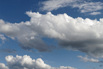 Weiße Wolken am blauen Himmel
