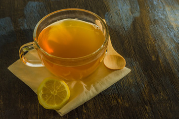 taza de cristal o vidrio con infusión de té verde y limón