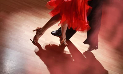 Gardinen Mann und Frau tanzen Salsa im Dunkeln © BillionPhotos.com