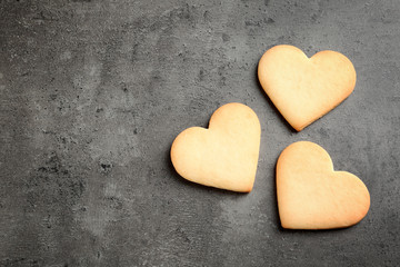 Obraz premium Homemade heart shaped cookies and space for text on table, top view