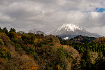 Fototapeta premium Krajobraz wielkiej góry oświetlonej światłem z chmur pod koniec jesieni i następnego dnia po pierwszych opadach śniegu jest piękny