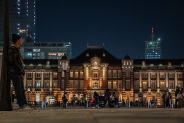 Fototapeta na wymiar 東京駅と男性