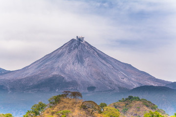 Fototapeta premium El volcán de Colima está despertando. 