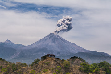 El volcán de Colima está empezando a lanzar humo. 