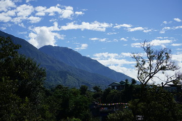 Fototapeta premium blue sky and mountain of Himachal Pradesh in India
