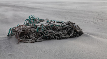 Angespültes Fischernetz am Strand