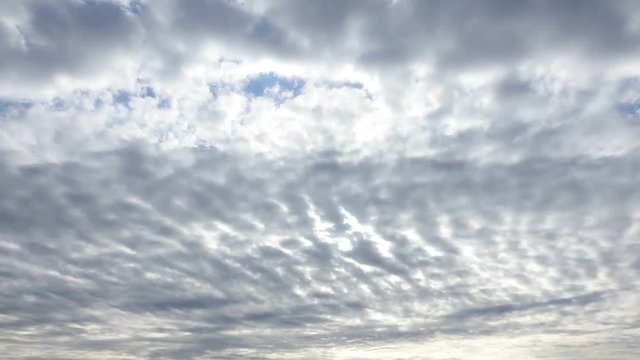 雪にはなりませんでしたが、冷たい雨も降った翌朝の空。重い雲。タイムラプス動画