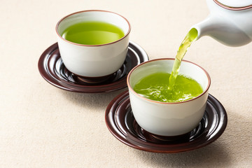 お茶を注ぐ