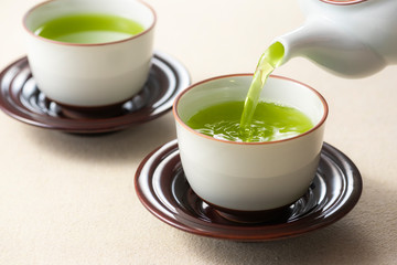 お茶を注ぐ