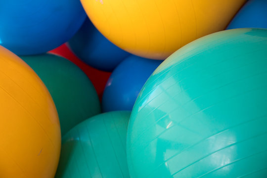 Bunte Pezziball B&auml;lle in Gr&uuml;n, Gelb, Blau im Lager f&uuml;r Gymnastikball Fitness Training zur Balance St&auml;rkung oder als Sitzball zum sitzen