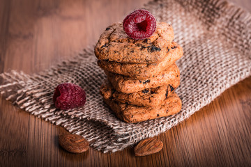 Fototapeta na wymiar Oatmeal cookies with raspbarry and milk in a glass, healthy snac