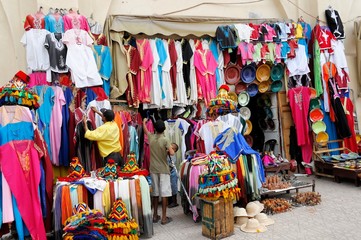 Kleidung, Souvenirs, Andenken in einem Souvenirladen an der Place Djemma el-Fna, "Gauklerplatz" oder "Platz der Gehenkten", Marrakesch, Marokko, Afrika