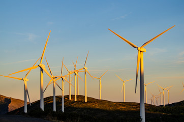 aerogenerador en el monte al atardecer, molino de viento, energía renovable