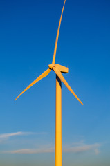 aerogenerador en el monte al atardecer, molino de viento, energía renovable