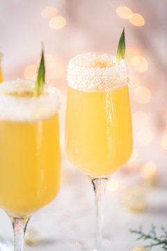  Cocktail Champagne Ananas et Noix de Coco pour faire la Fête