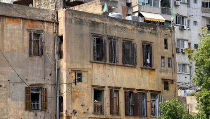 Kriegsspuren an der Fassade eines Wohnhauses in Beirut