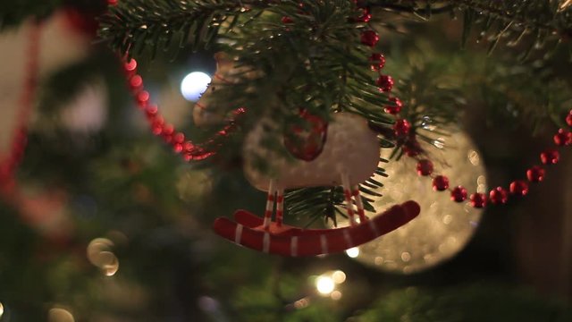 D&eacute;corations de no&euml;l dans un sapin illumin&eacute;