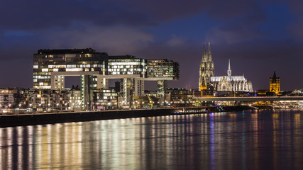 Fototapeta na wymiar Cologne Cathedral and the illuminated Kranhäuser (
