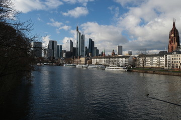 Fototapeta na wymiar Frankfurt Skyline mit Dom
