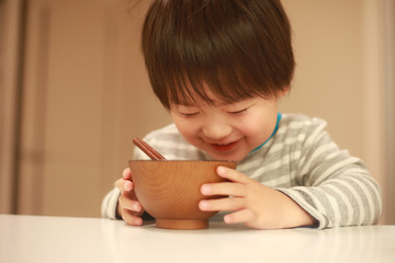 食事する男の子