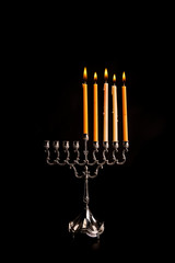 Chanukija dziewięcioramienny świecznik żydowski zapalany podczas święta Chanuka.