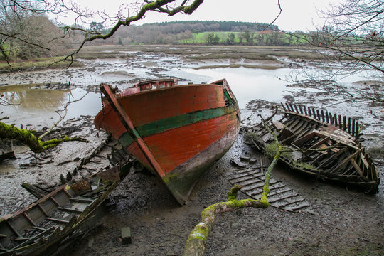 vieux bateau abandonné échoué et rouillé
