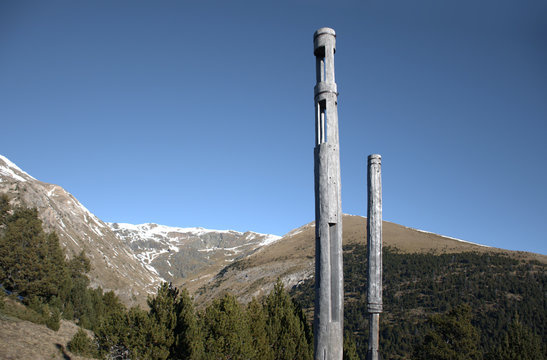 Esculturas de madera en medio de la montaña. Roc del Quer en Andorra