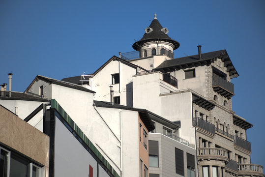 Grupo de tejados de casas en Andorra la Vella