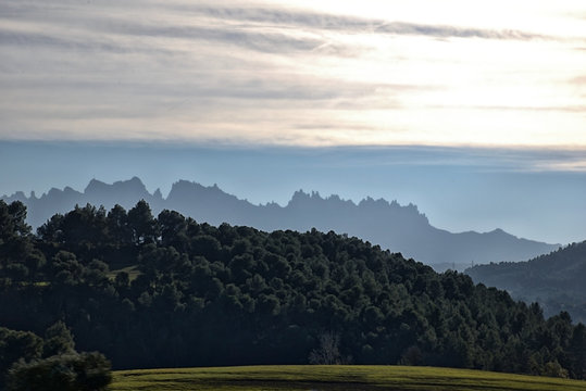 Paisaje con la silueta de la montaña de Montserrat en Cataluña