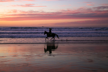 femme sur son cheval sur la plage soleil couchant en bretagne