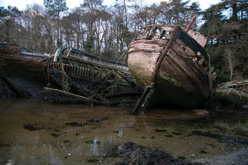 Fototapeta na wymiar vieux bateau abandonné échoué et rouillé