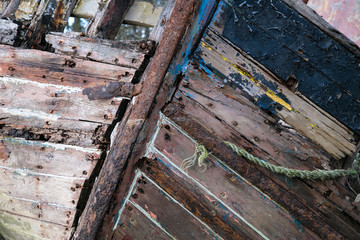 avant d'un vieux bateau échoué abandonné