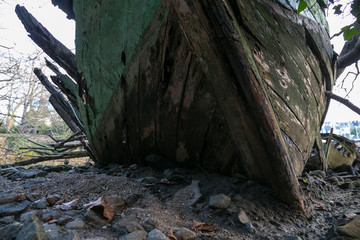 Obraz premium avant d'un vieux bateau échoué abandonné