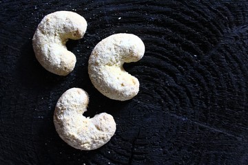 Vanillekipferl auf schwarzem Holzuntergrund