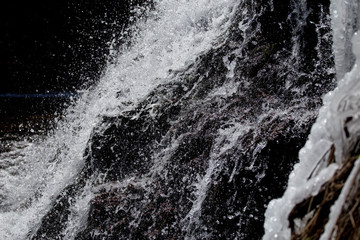 cascade, gros plan sur les gouttes d'eau