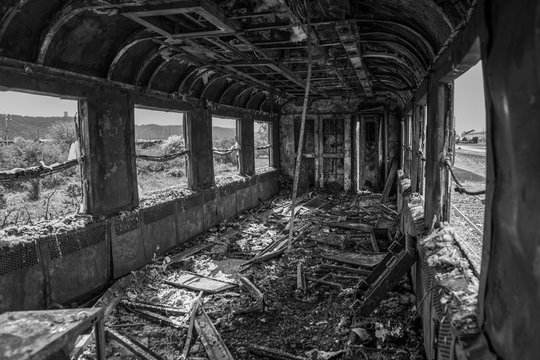 interieur d'un train abandonn&eacute; br&ucirc;l&eacute;