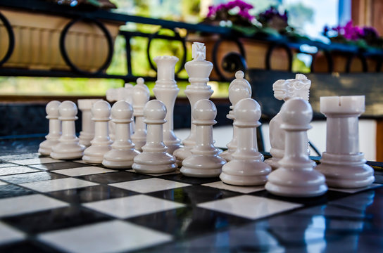 Foto de Tabuleiro De Xadrez Montado E Pronto Para Jogar e mais fotos de  stock de Bispo - Peça de xadrez - Bispo - Peça de xadrez, Branco, Brigar -  iStock