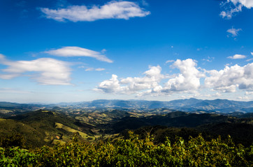 vista panorâmica de vale montanhoso na cidade de Campos do Jordão em São Paulo, em espetacular ...
