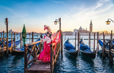 Poster Kleurrijke carnavalsmaskers op een traditioneel festival in Venetië, Italië © vigenmnoyan
