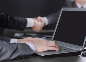 businessman uses a laptop at a briefing in the office