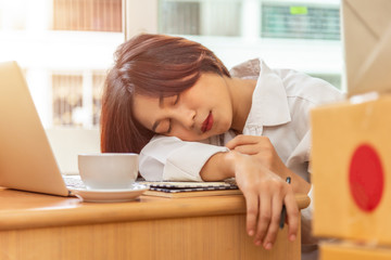 Young office workers work hard to deliver.