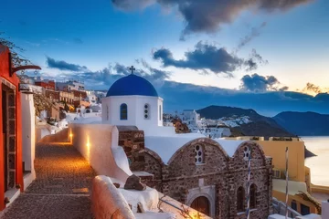 Cercles muraux Santorin Beautiful view of Santorini island in Greece at sunrise with dramatic sky.