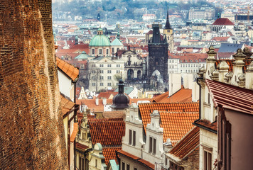 Obraz premium Malowniczy widok z lotu ptaka na Pragę, Republika Czeska, w ciągu dnia. Tło podróży.