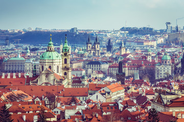 Obraz premium Widok z lotu ptaka na panoramę Pragi w ciągu dnia. Tło podróży.